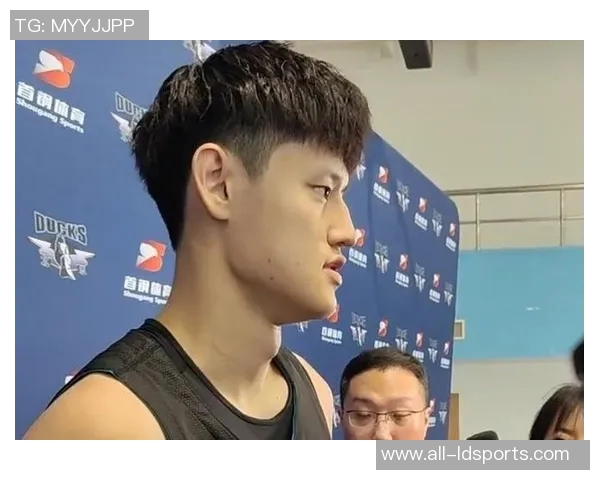 曾凡博突破遭遇压力险些失误及时回传队友化解危机 曾凡博突破遭遇压力险些失误及时回传队友化解危机