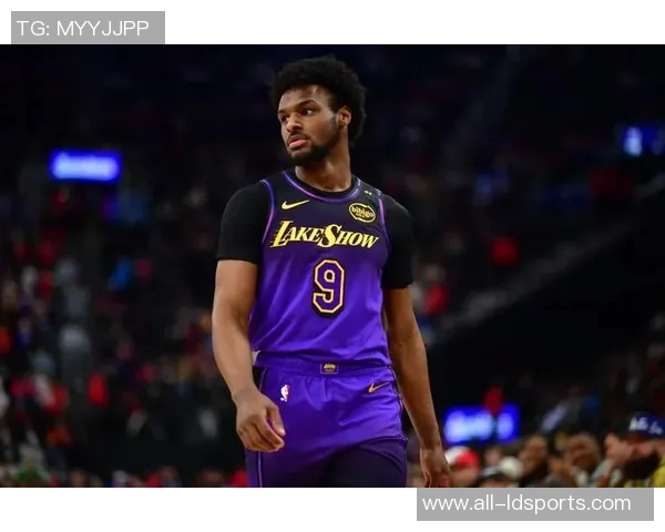 夸梅：布朗尼在主场比赛中表现得如同被车灯照射的迷茫鹿