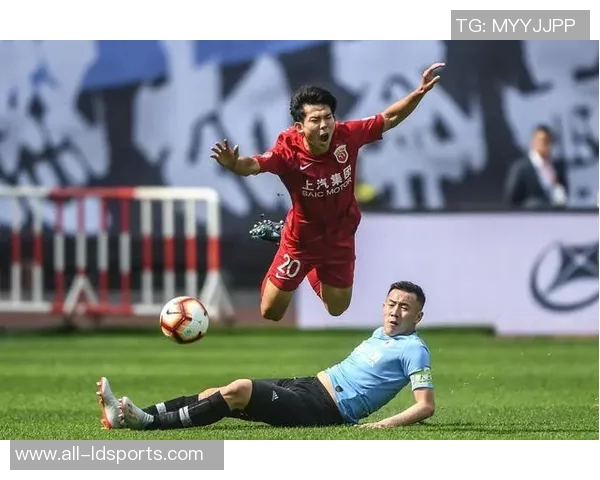 弗里曼防守丹尼斯三分时垫脚被判定为一级恶意犯规引发争议 弗里曼防守丹尼斯三分时垫脚被判定为一级恶意犯规引发争议